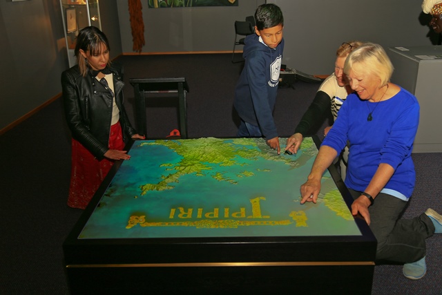 Īpipiri digital mapping table, tells the story of the first encounters from a Māori perspective of their meeting with Pākehā 250 years ago. 